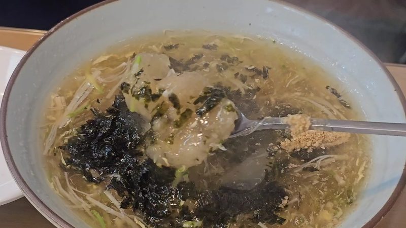 숟가락으로 건져 올린 쫀득한 옹심이 알