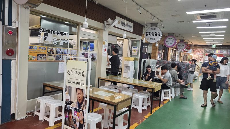 가게 앞 시장 통로의 테이블과 의자