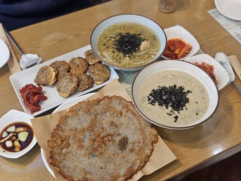 옹심이 두 가지와 감자전, 오징어순대가 차려진 식탁