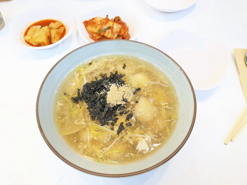 김가루와 깨를 얹은 감자옹심이 한 그릇과 김치