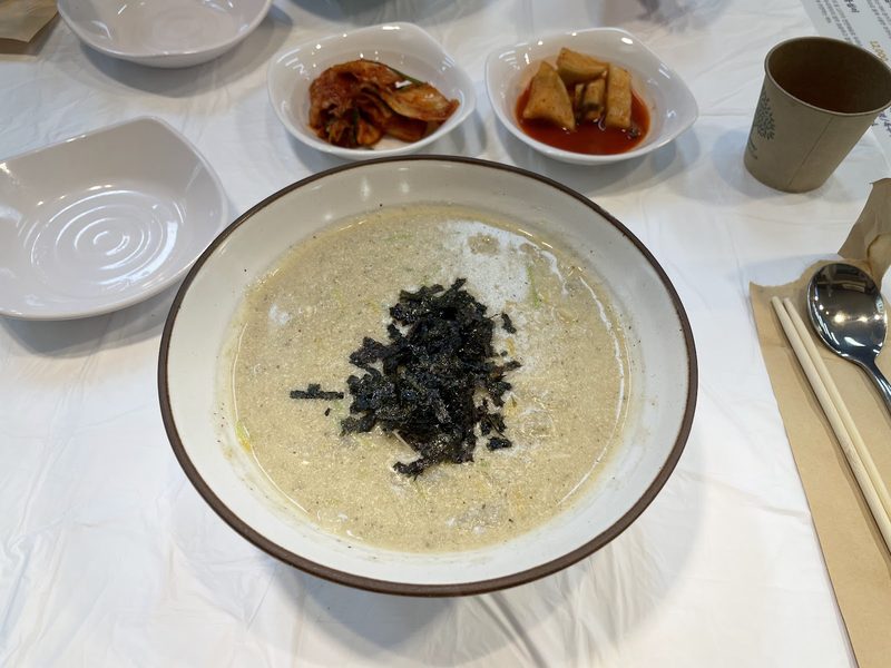 김가루를 올린 들깨 감자옹심이